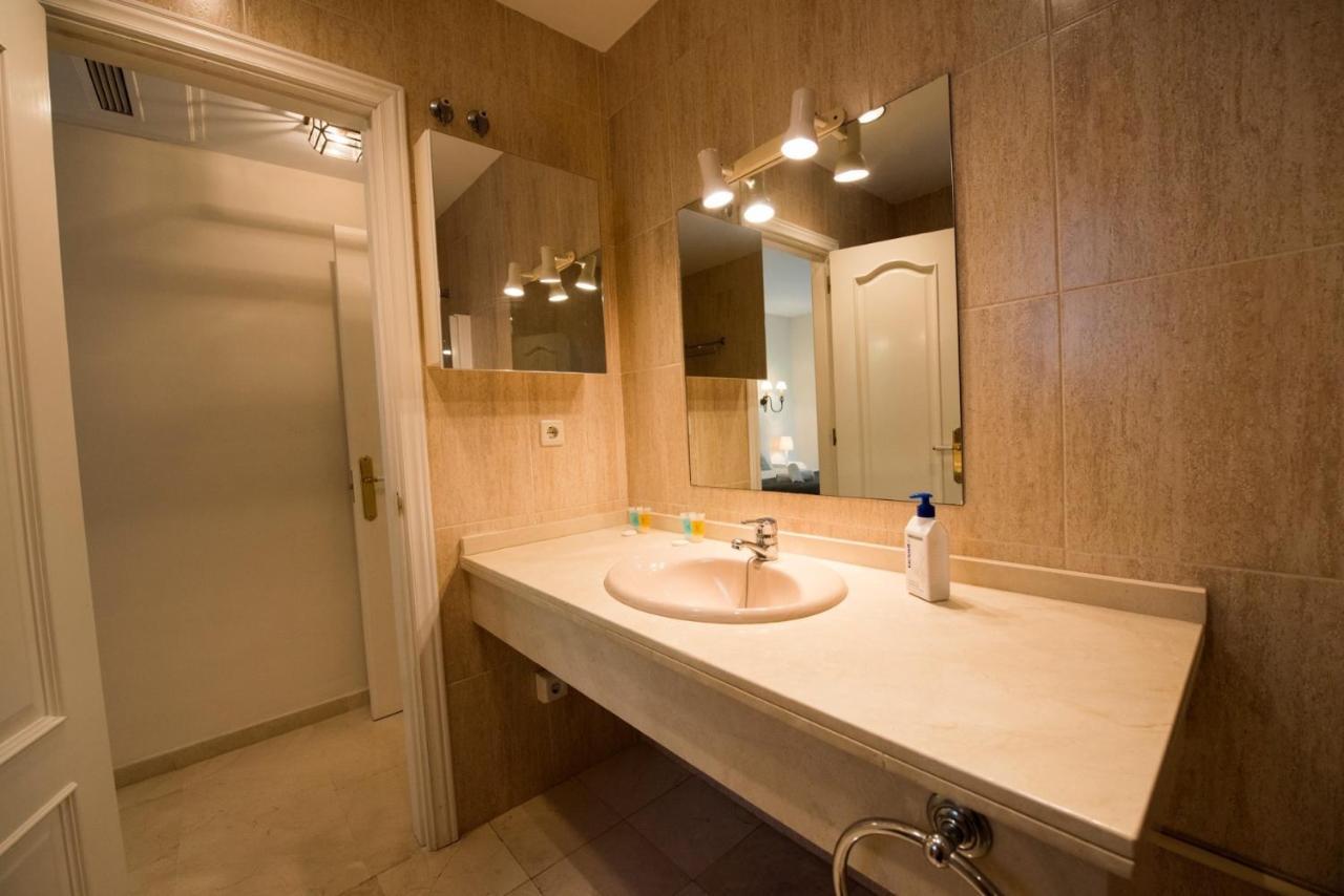 Apartment Spacious Flat With Pool In Marbella