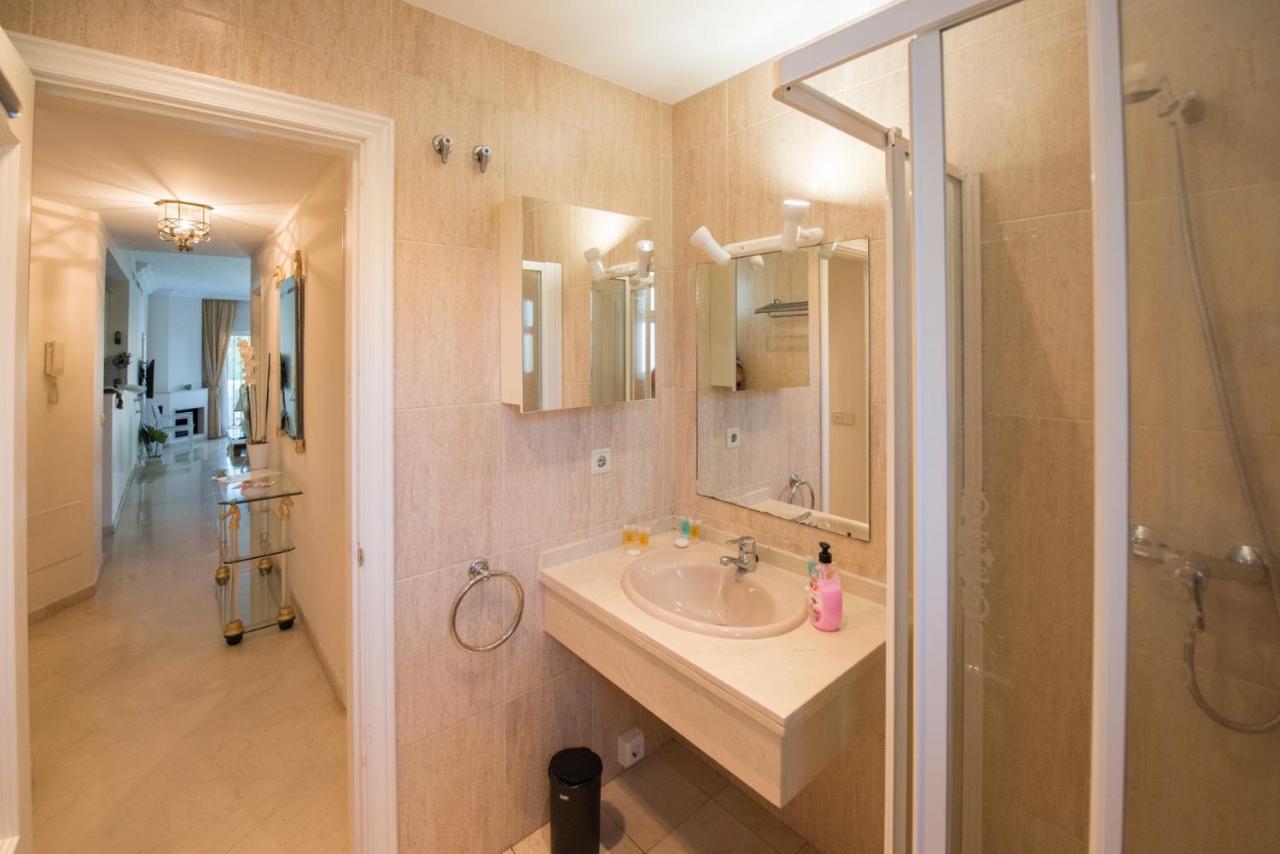 Spacious Flat With Pool In Apartment *